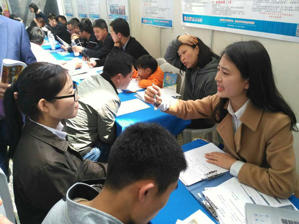 面试单位正在给同学讲解.jpg 面试单位正在给同学讲解.jpg