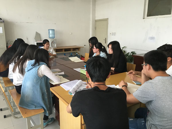 韩雅轩老师与13级学生座谈.JPG 韩雅轩老师与13级学生座谈.JPG