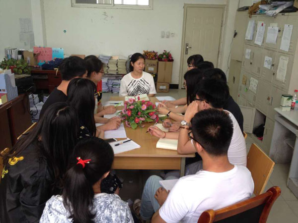 韩雅轩老师与14级学生代表座谈.jpg 韩雅轩老师与14级学生代表座谈.jpg
