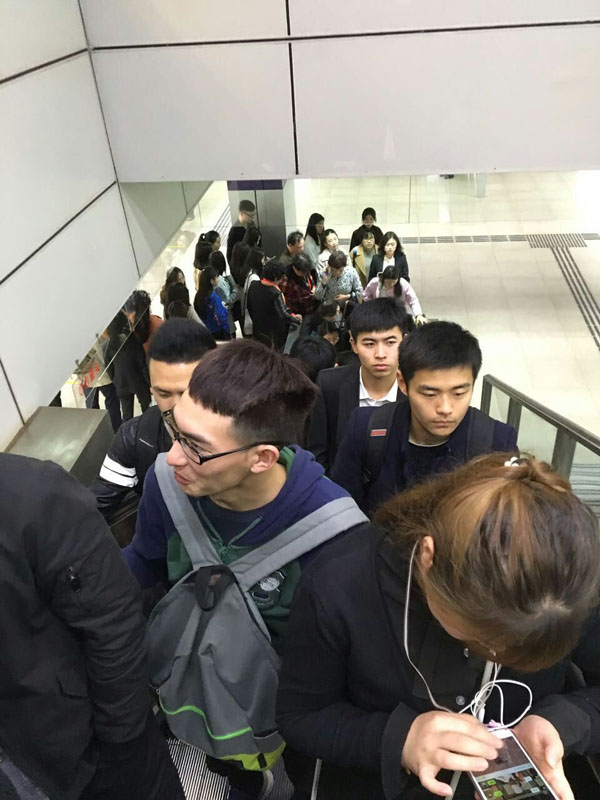 经贸实习生奔赴八万人体育场.jpg 经贸实习生奔赴八万人体育场.jpg